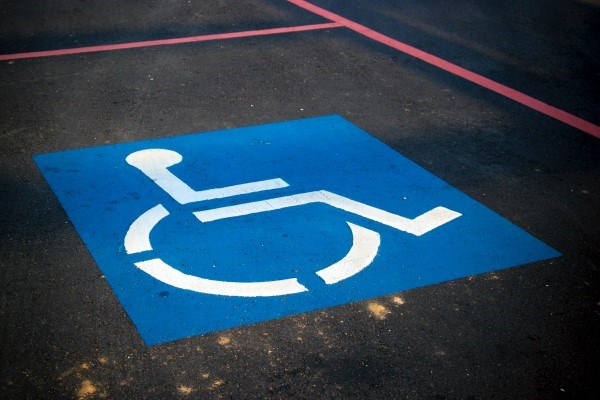 Parkering för rörelsehindrad utmarkerad på en parkeringsplats