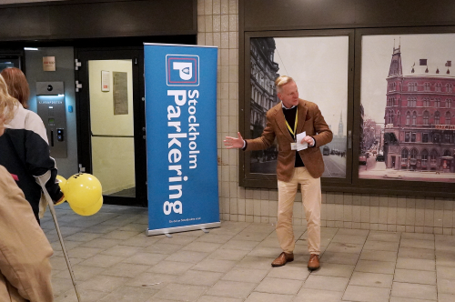 Arkitekturhistoriker Henrik Nerlund hälsar välkommen till guidad tur i Vattugaraget och Klara skyddsrum. Open House Stockholm, 30 september 2023.