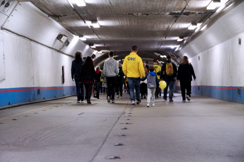 Besökarna på väg ner till skyddsrummet i Vattugaraget.