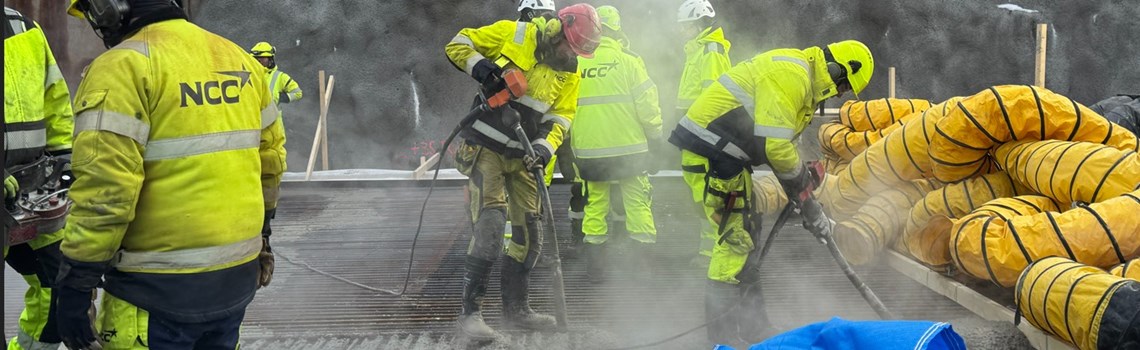 Image at https://www.stockholmparkering.se/globalassets/intranat/nyheter/herobilder-915x240/2026/gjuta-bottenplatta-1-hero.jpg