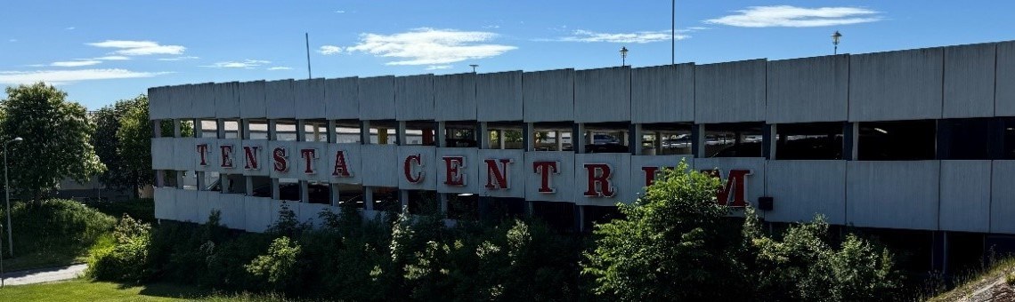 bild på parkeringsgaraget där det står "Tensta Centrum"