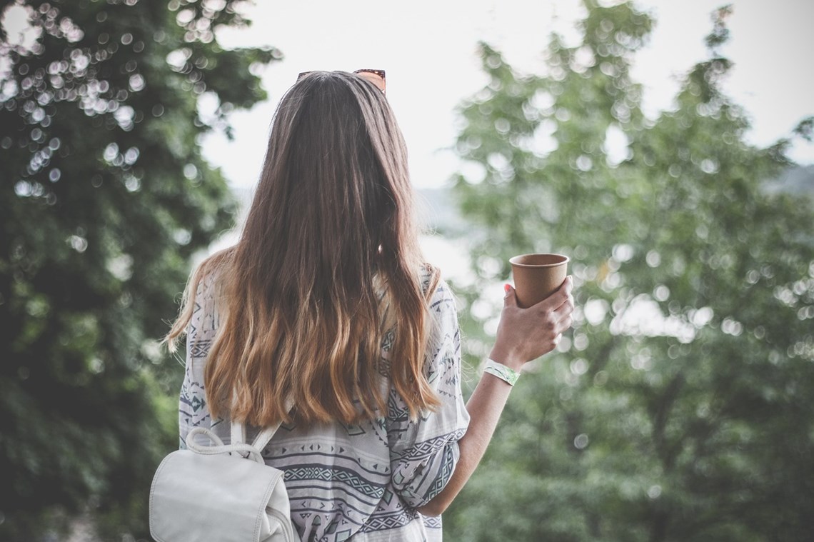 kvinna dricker kaffe utomhus