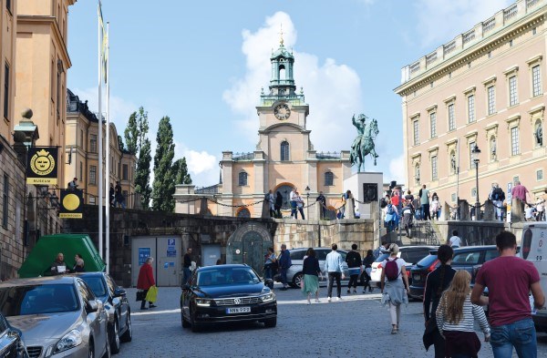 Uppfarten till infarten vid P-hus Slottsbacken