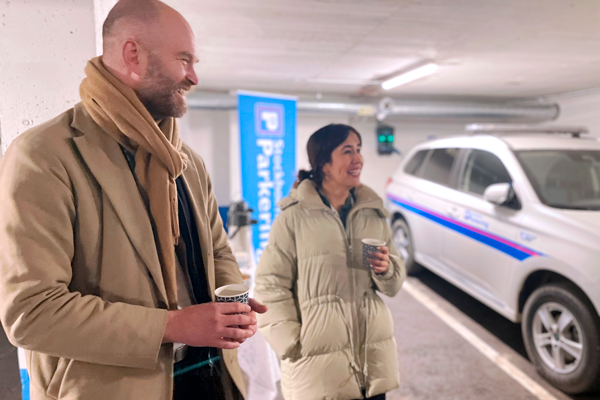 Image at https://www.stockholmparkering.se/siteassets/aktuellt/press-block-och-bilder/10-000-ladduttag-aspholmsgaraget/lars-stromgren-maria-elsa-salva-1-600x400.png