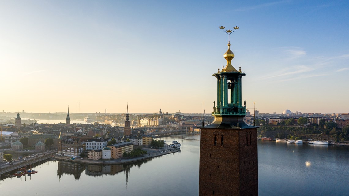 Image at https://www.stockholmparkering.se/siteassets/generella-bilderfoton/trygg_stadshus_morning_aug_19_189.jpg