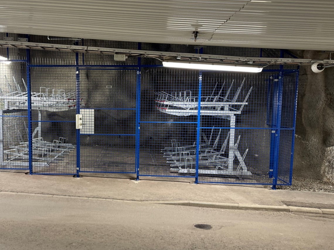 Image at https://www.stockholmparkering.se/siteassets/parkering-bilder-och-block/cykelparkering/cykelplatser-webben-listning.jpg