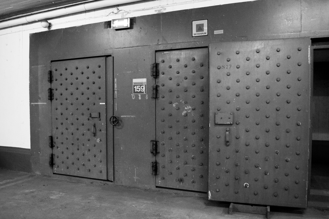 Image at https://www.stockholmparkering.se/siteassets/parkering-bilder-och-block/skyddsrum/vattugaraget-och-klara-skyddsrum-bild-1-anne-lintala-fotograf.png